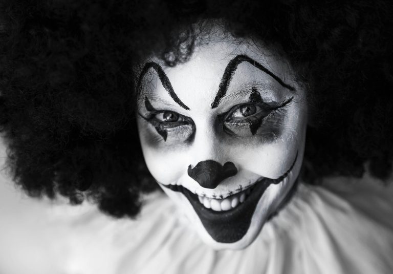 ‘Clown In A Cornfield’: un asesino con nariz roja siembra el terror en un pueblo en crisis