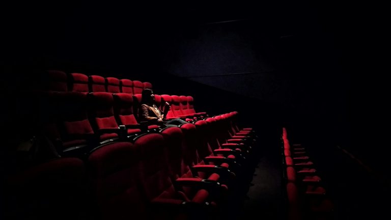 Misterios de alta alcurnia: entre la lucidez del thriller independiente y la pereza del algoritmo